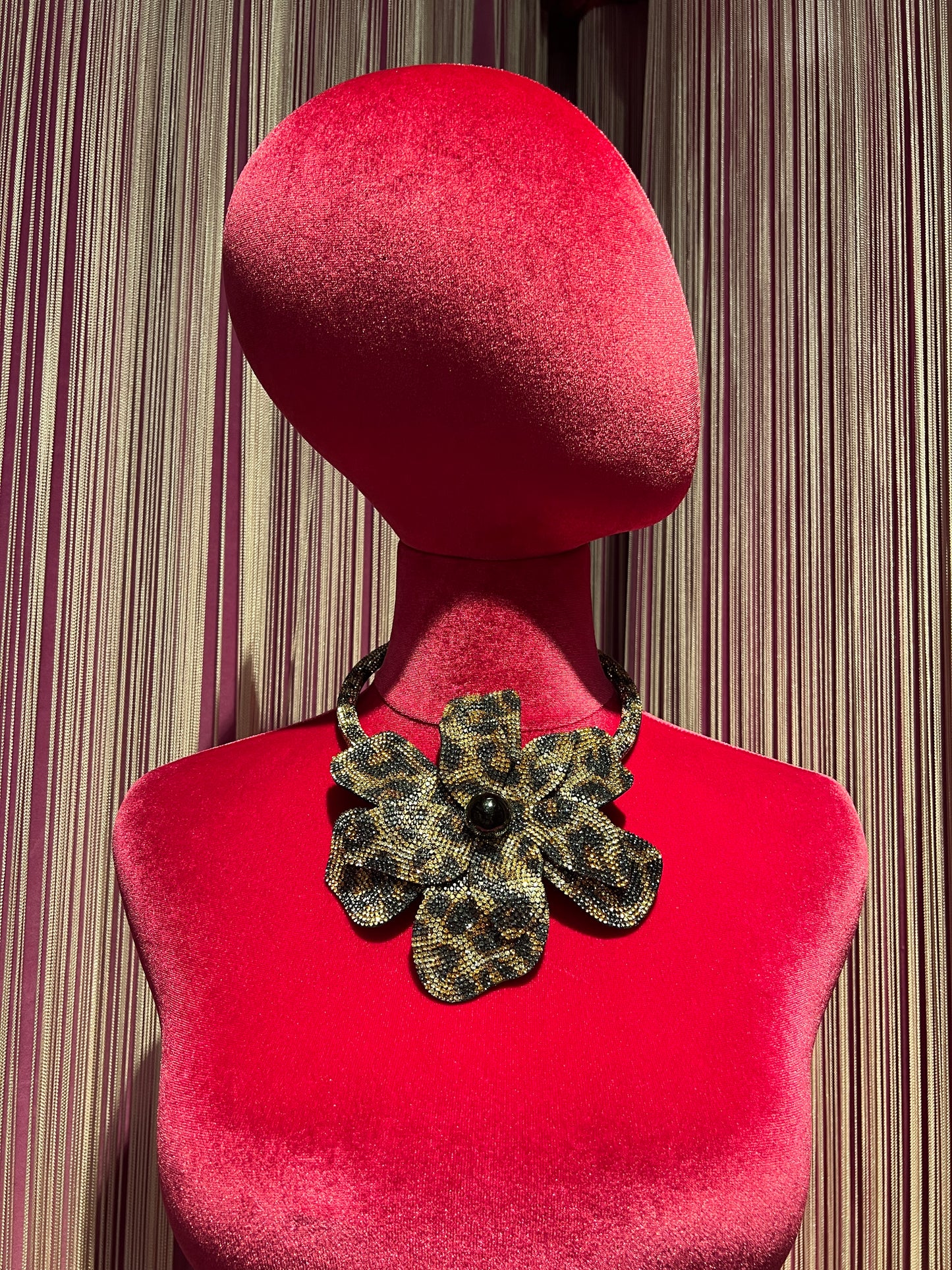 Collana girocollo con fiore di strass oro nero e argento