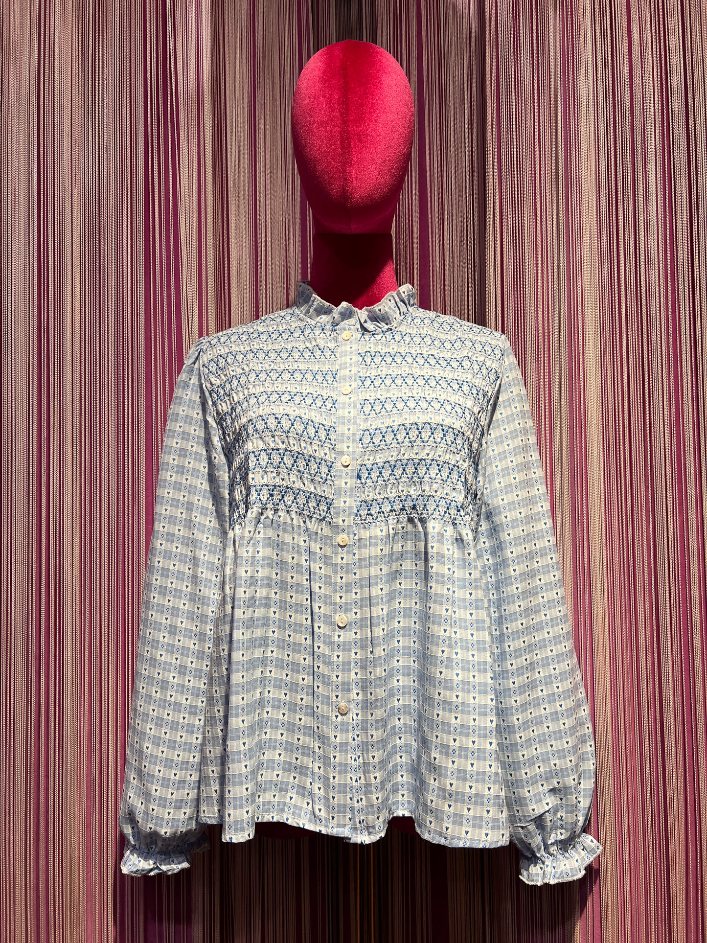 Mon amour Paris camicia quadretti celesti e bianchi con cuoricini lavorazione punto smock collo alla coreana con volant