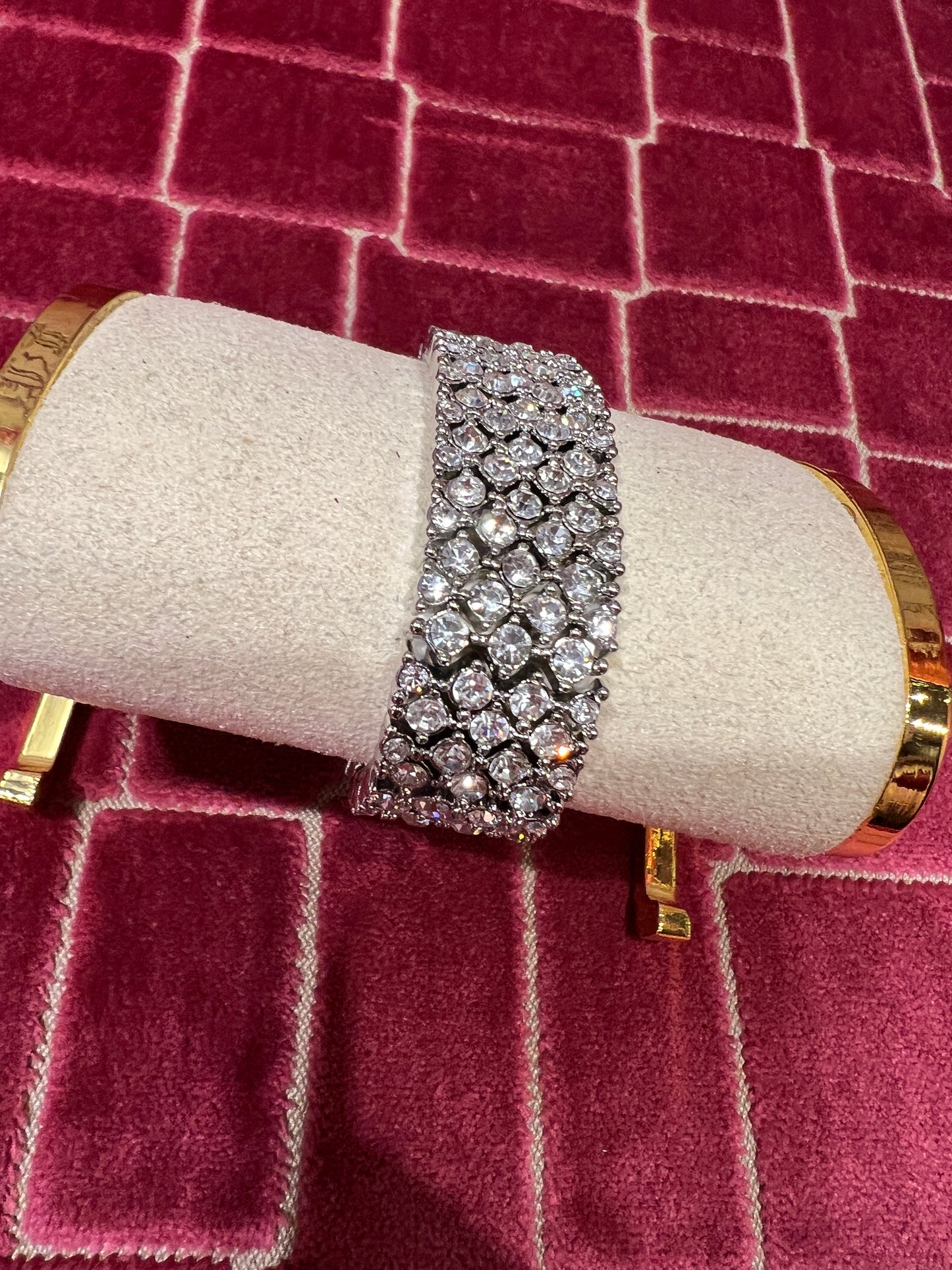 Bracciale con chiusura a fibbia in pavé elasticizzato di  cristalli con rifinitura argento