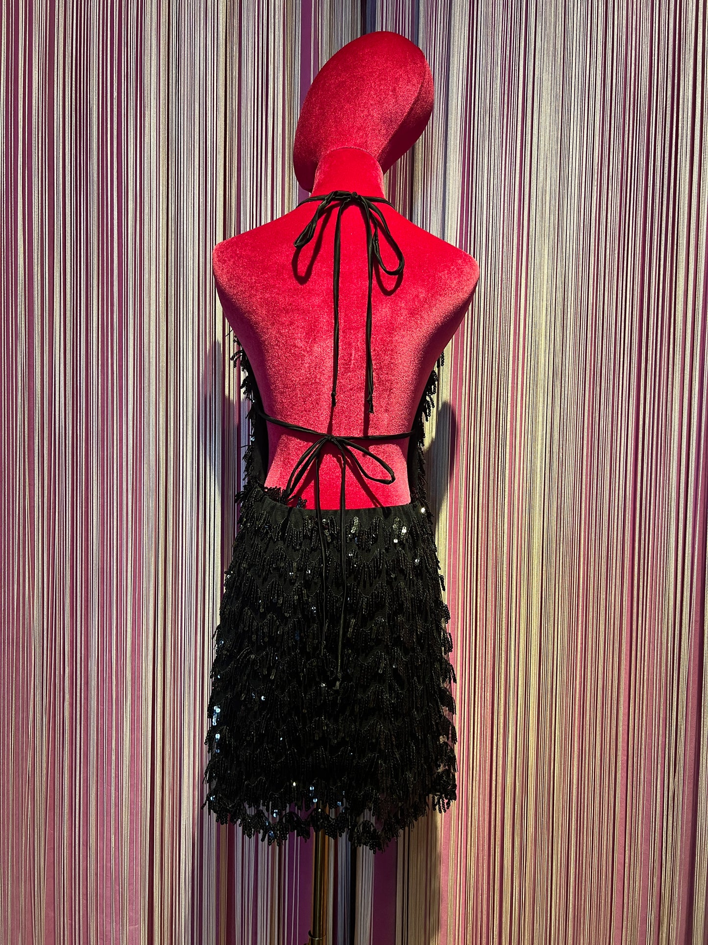 The room abito corto nero con frange dí paillettes scollato dietro