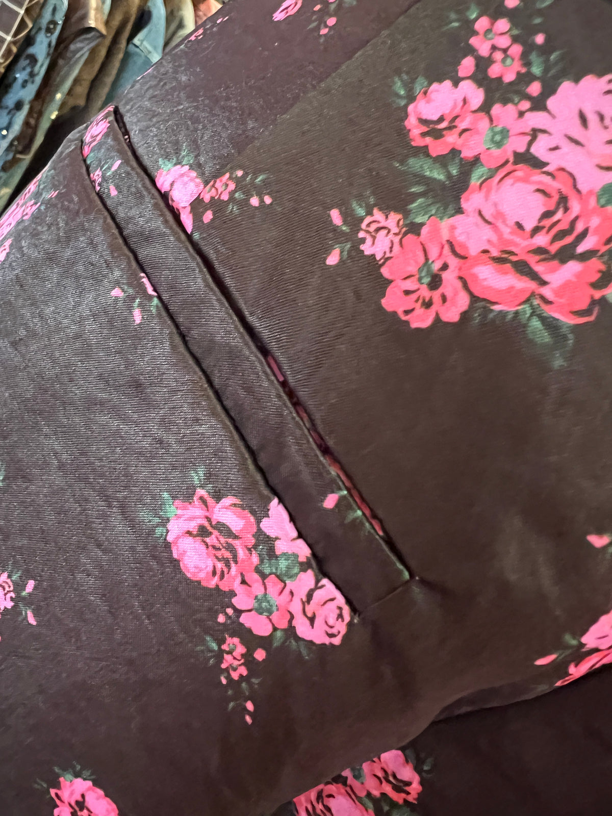 Essentiel antwerp pantalone gamba larga stampa floreale marrone e rosa
