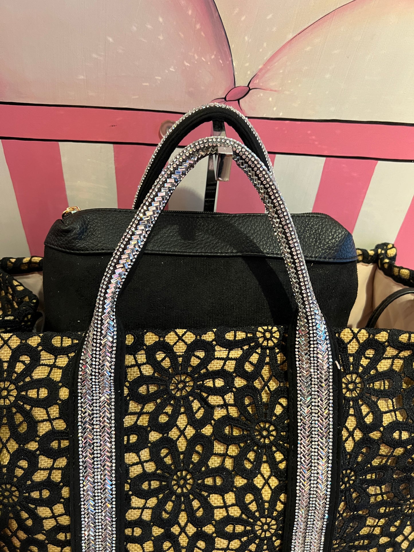 Love & roses borsa due manici in rafia e pizzo nero , cristalli e pochette nera rimovibile
