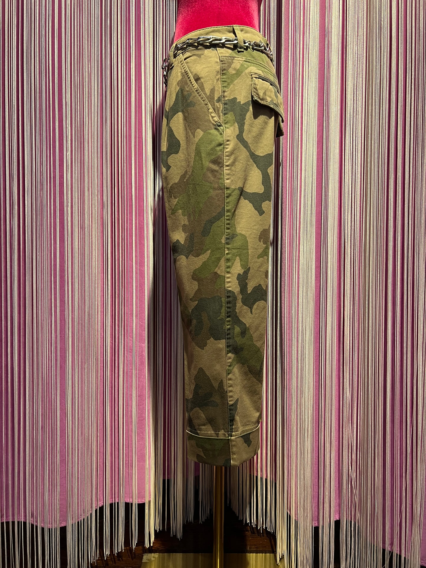 Circus Hotel pantalone camouflage con pence, risvolto e cinta metallica argento
