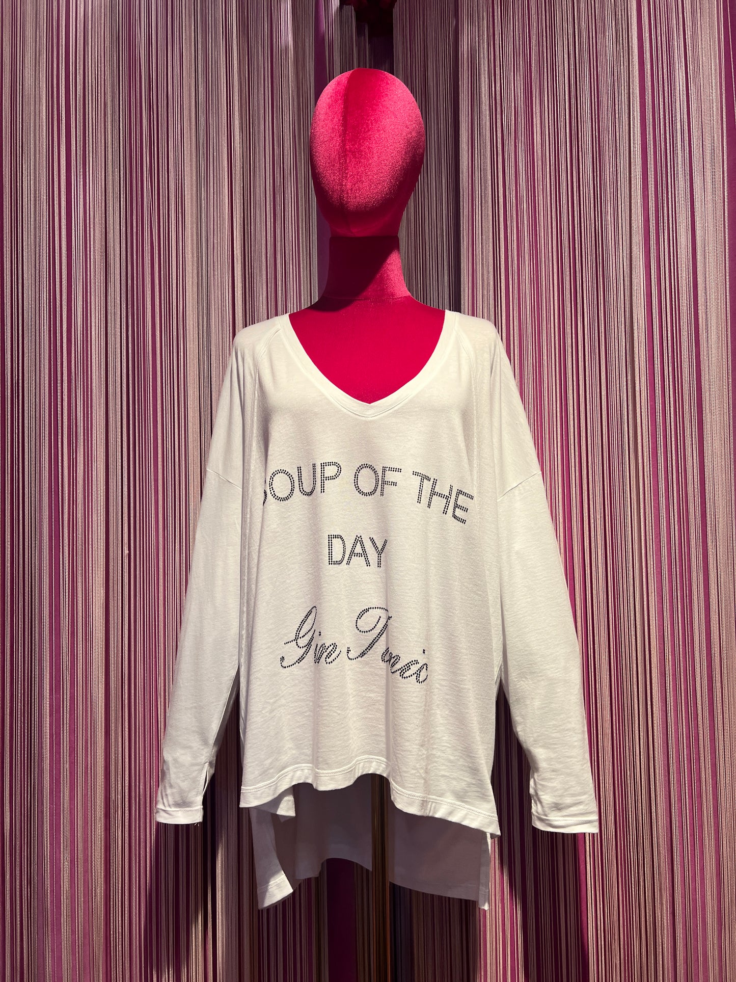 Miss goodlife -20% di sconto  t-shirt oversize bianca manica lunga con scritta cristalli neri “ Soup of the day gin tonic “
