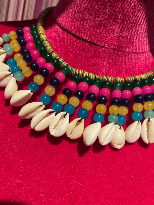 Collana girocollo perle colorate e conchiglie