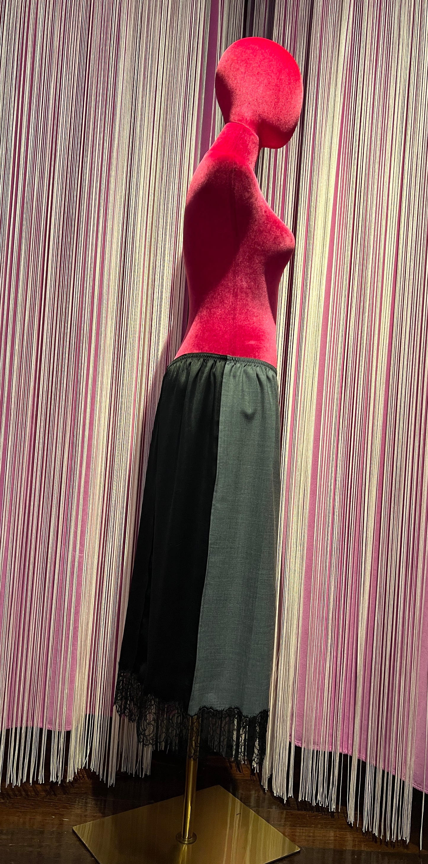 Semicouture gonna con elastico in vita grigio medio davanti ,nera dietro con bordo in pizzo