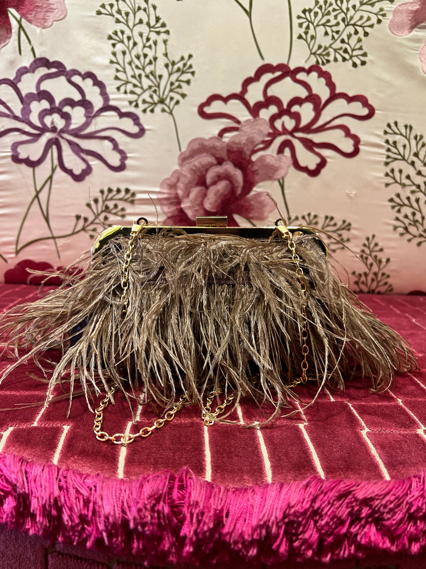 Clutch marrone marabu ‘ e raso con tracollina dorata