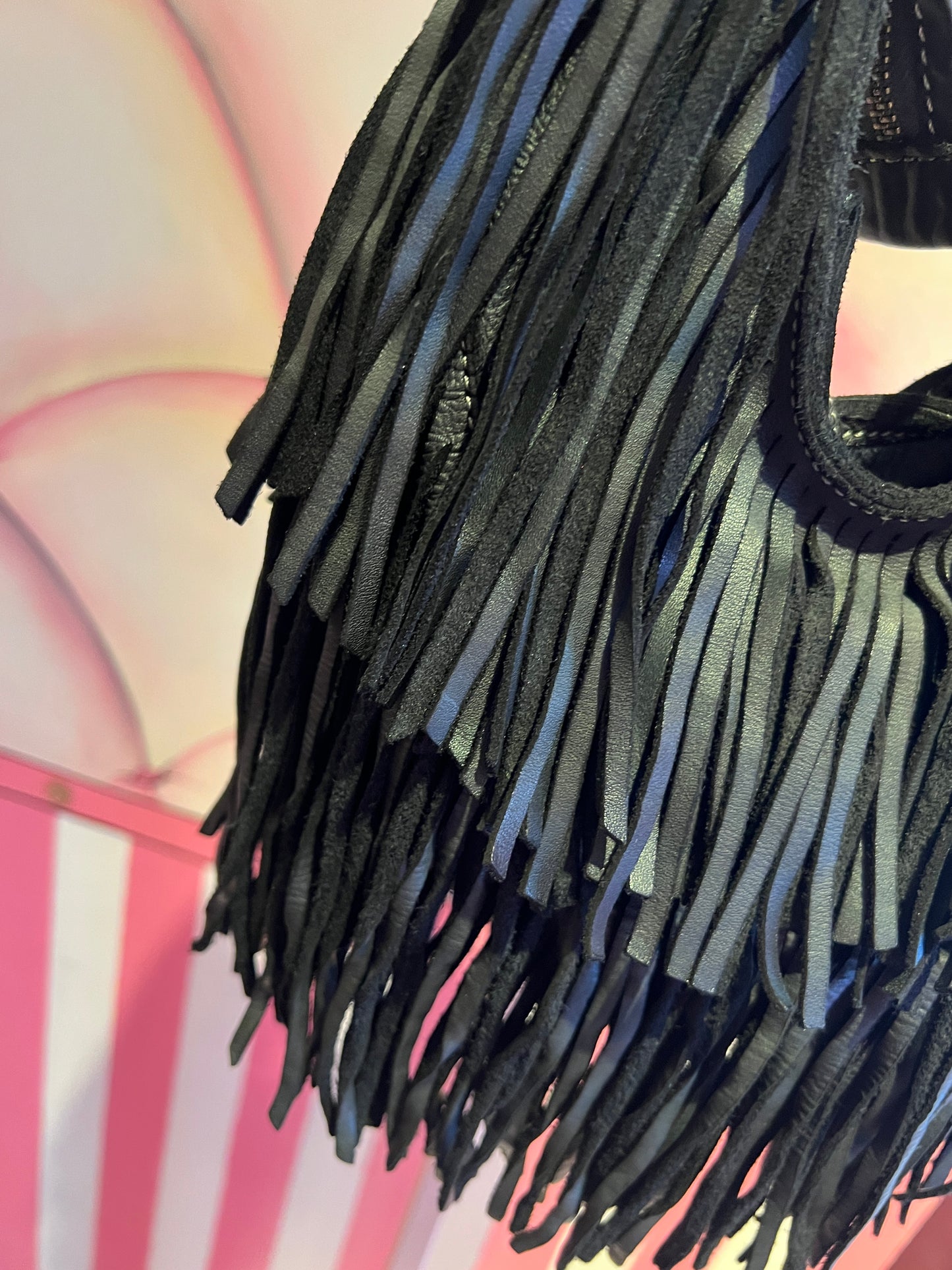 Borsa in  pelle a spalla con frange nera