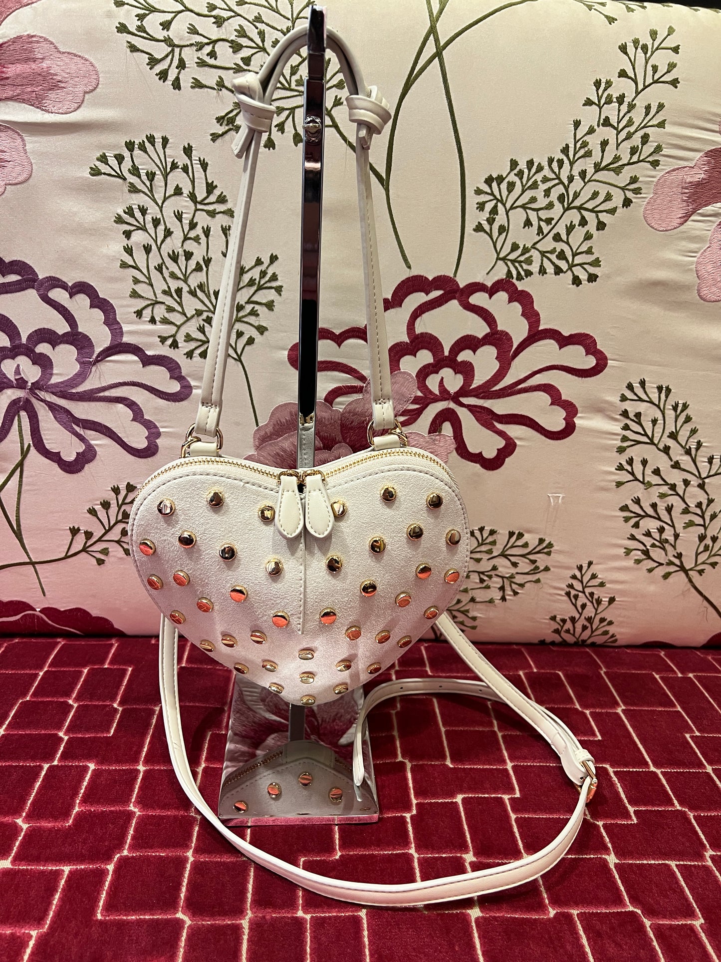 Borsa a forma di cuore con borchie scamosciata con tracolla ghiaccio