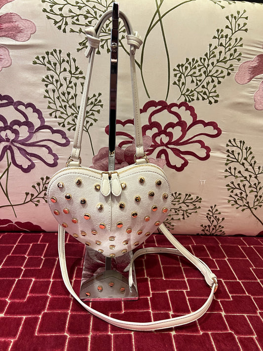 Borsa a forma di cuore con borchie scamosciata con tracolla ghiaccio