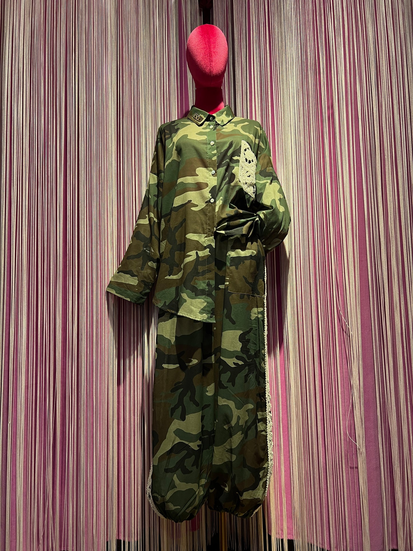 Mon amour Paris completo camouflage con dettagli crochet , camicia over e pantalone con elastico in vita e caviglia