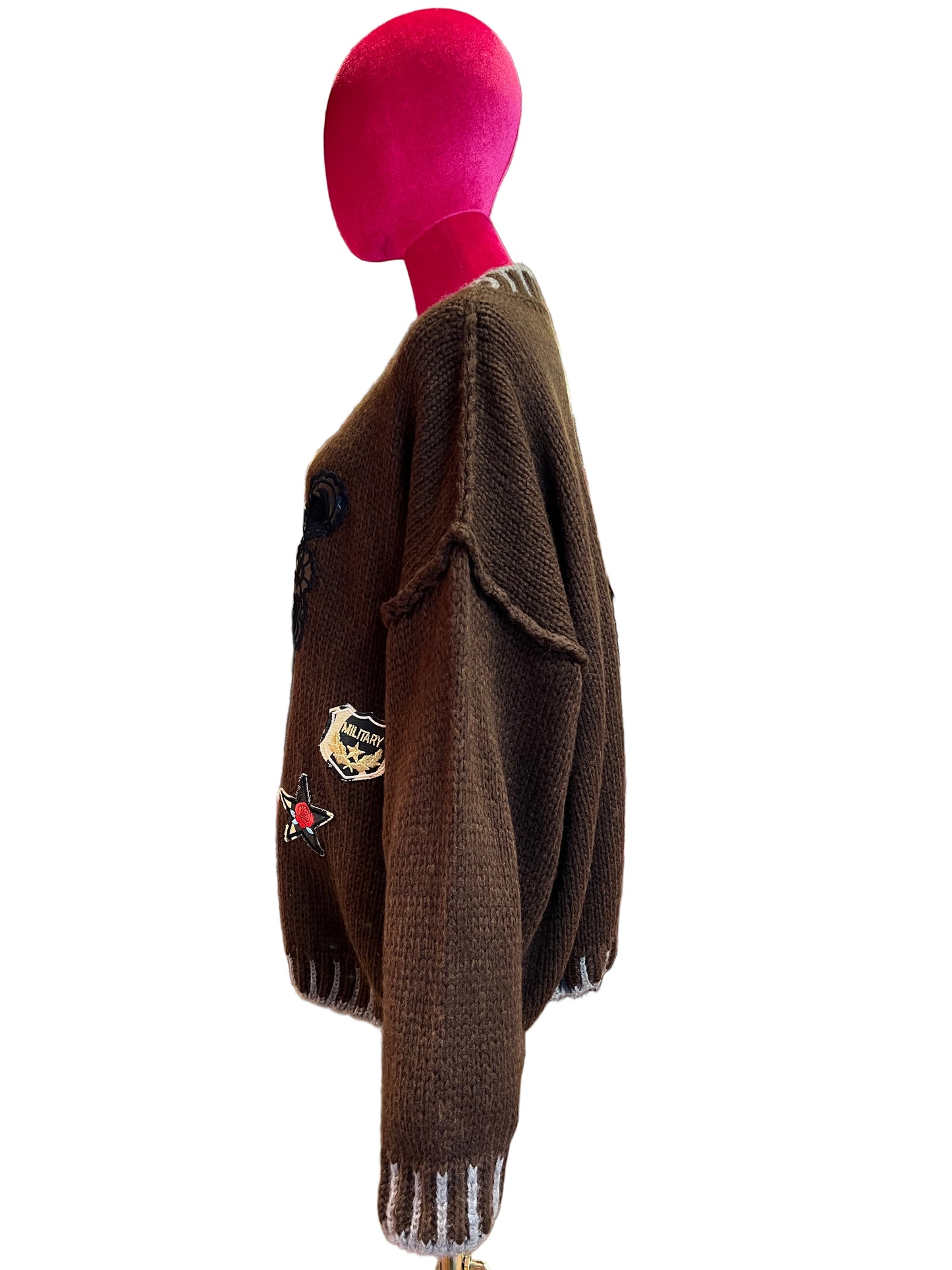 ABpink 🩷maglia over cioccolato con profili grigi, patch mostrine militari e ramage ecopelle