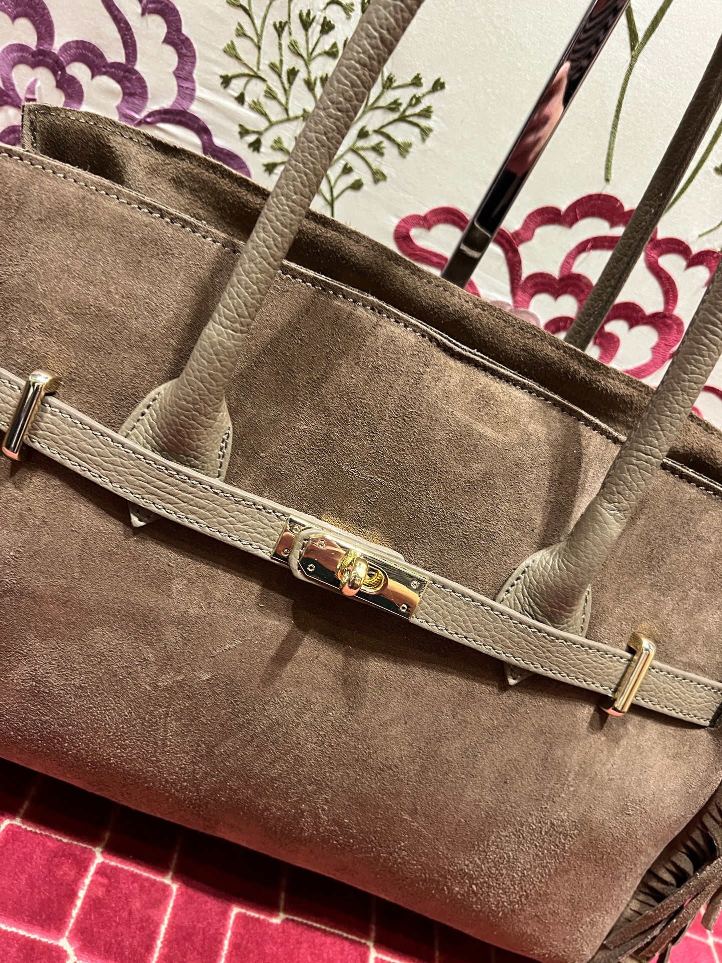 Borsa camoscio due manici con frange e tracolla colore taupe