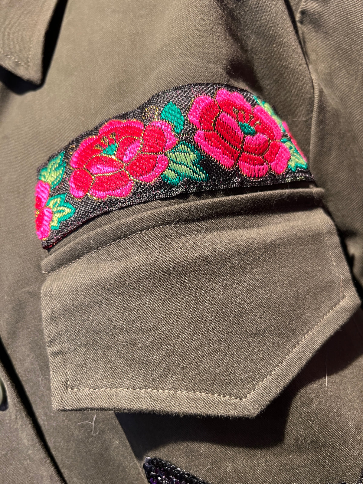 ABpink🩷 giacca Charlotte verde militare  con patch farfalle sul retro due tigri fucsia vestibilita’ 40/48