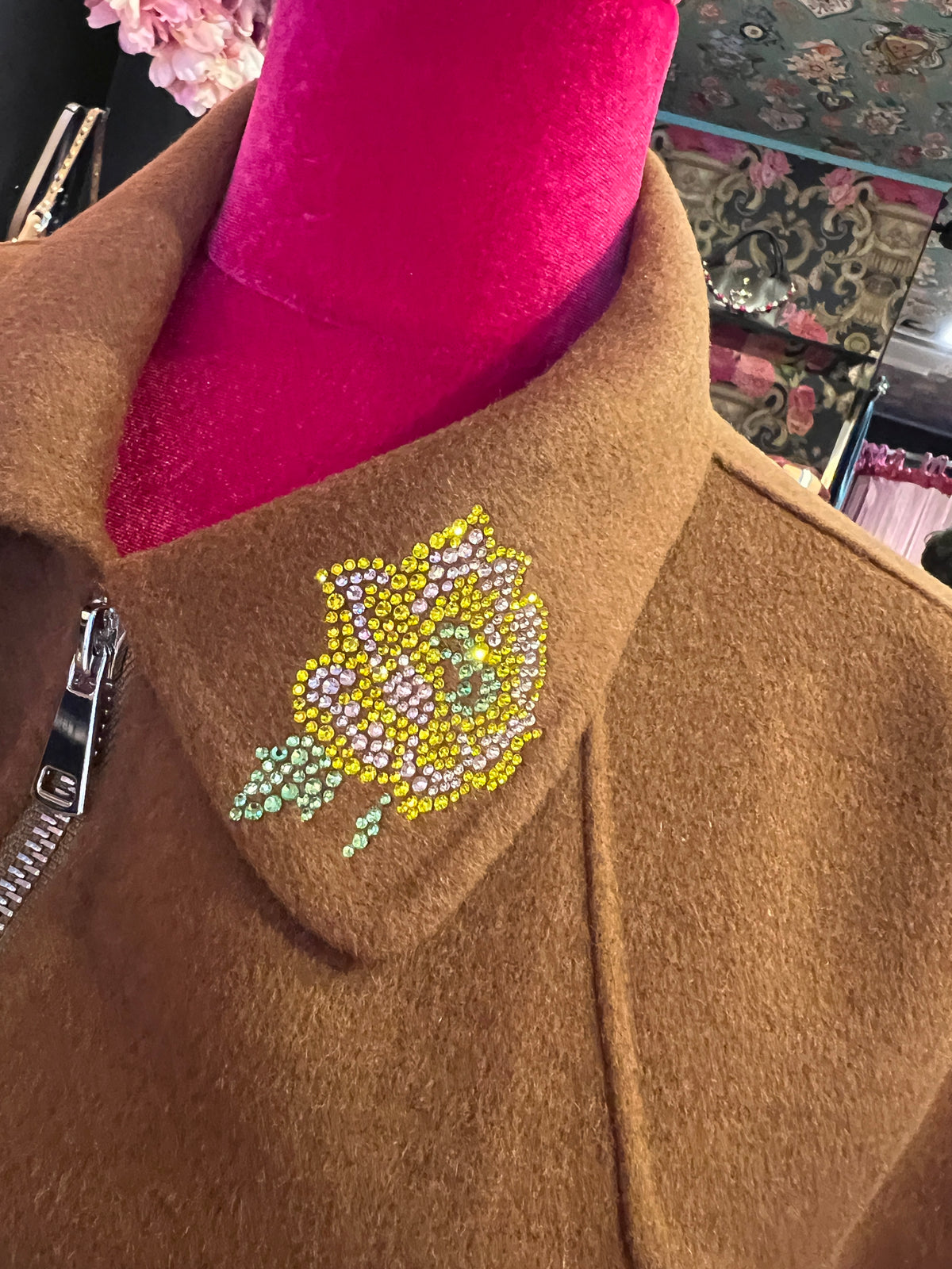 5 Progress giacca bomber cammello con ricami floreali in cristalli e due tigri ricamate sul dietro