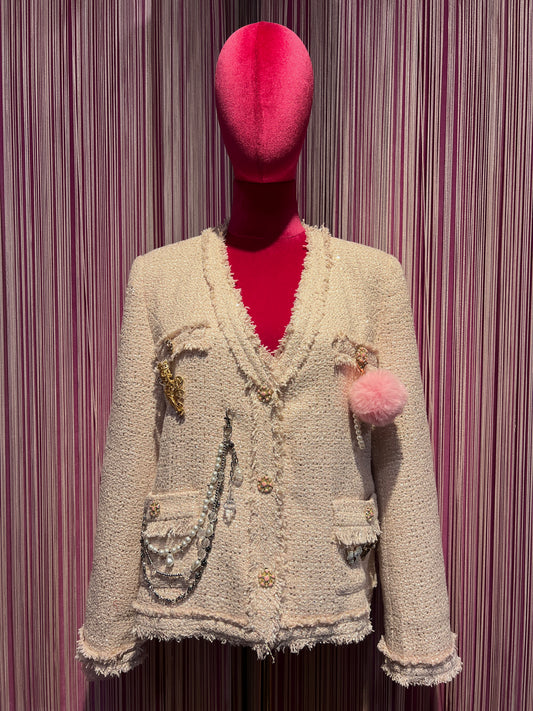 ABpink🩷 giacca in tweed boucle’ rosa con applicazioni spille e pon pon rosa