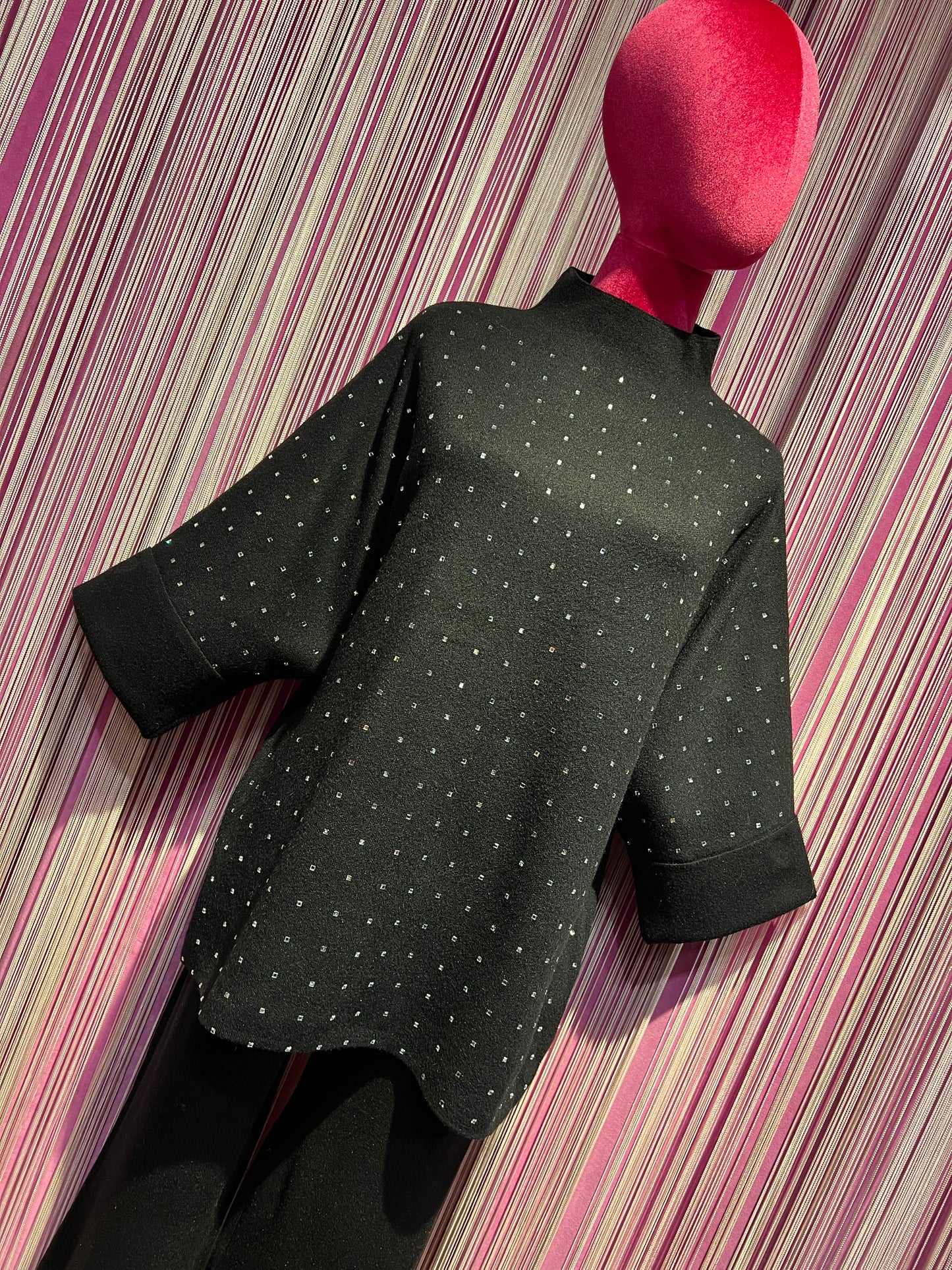 The Room completo nero maglia con cristalli collo a cratere e maniche a 3/4, pantalone palazzo con elastico in vita