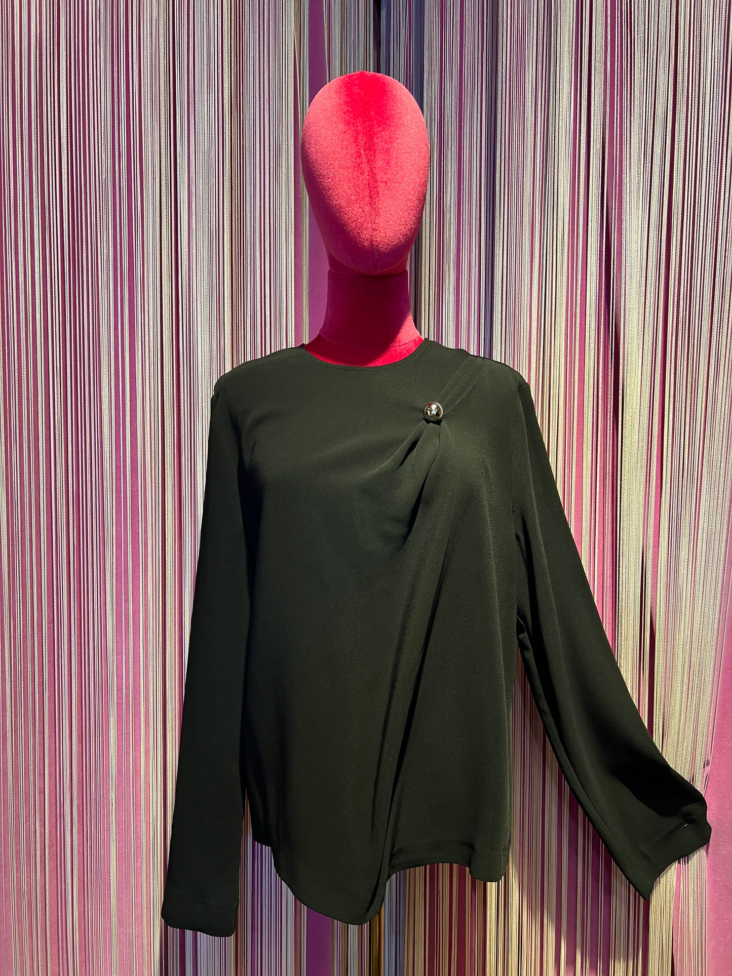 Semicouture blusa in cadi nera con drappeggio asimmetrico e bottone argento