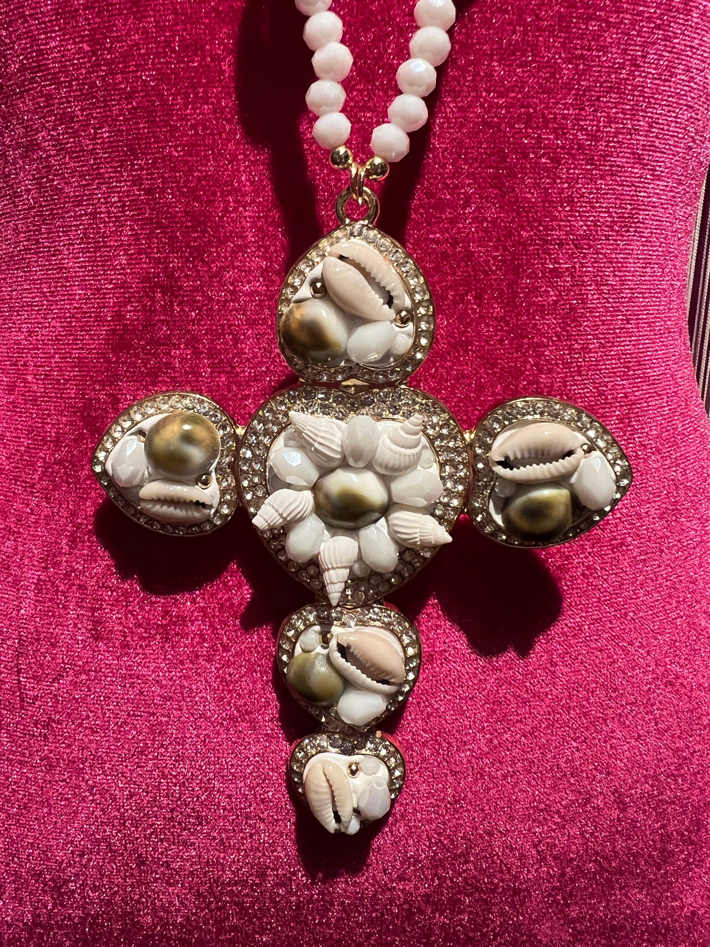 Collana lunga bianca con perline ,conchiglie e croce