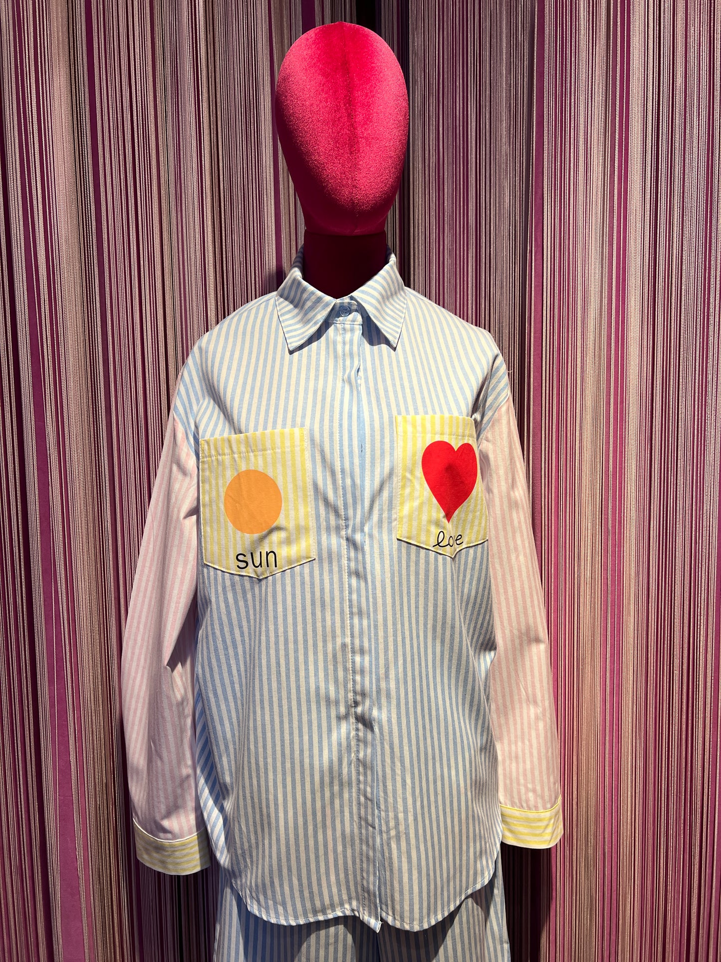 Mon amour Paris completo camicia a righe bianco e celeste rosa e bianco e giallino e bianco con tasche cuore e sole , pantalone a righe celeste e bianco con elastico in vita tasche con scritta bisous bisous