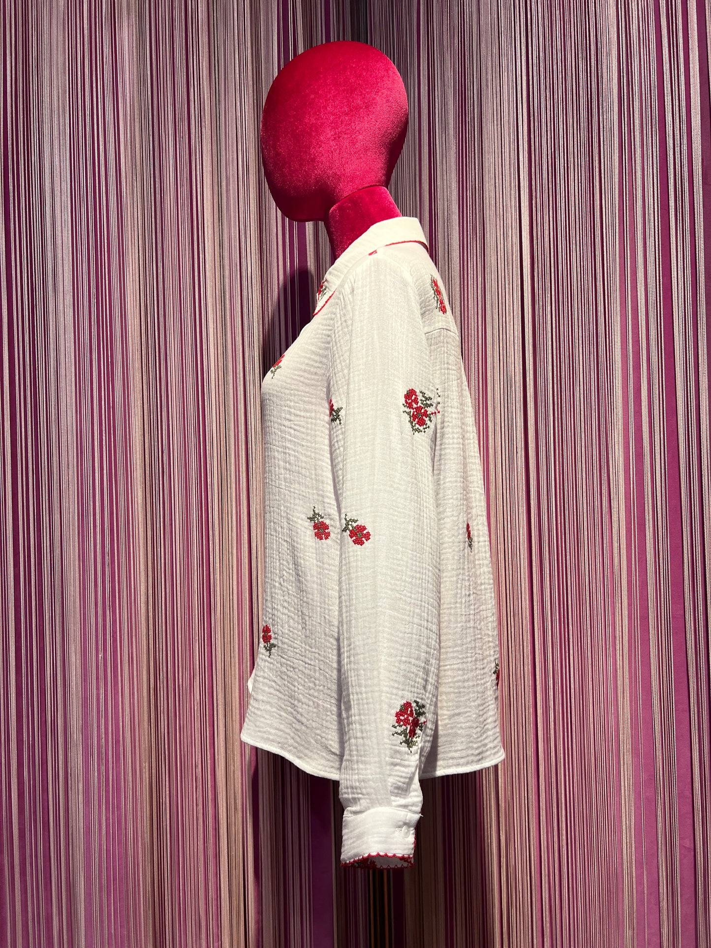 Mon amour Paris camicia cotone bianca con ricami floreali rossi e verdi a punto croce