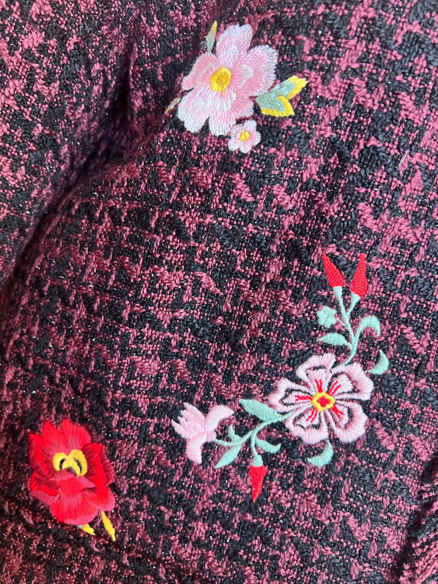 5 Progress giacca boucle burgundy e nero con decorazioni floreali e patch tigre sul dietro