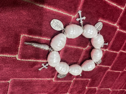 Manuela Ajo’ creazioni bracciale perle barocche e charms argentati cornetto croci medagliette elastico