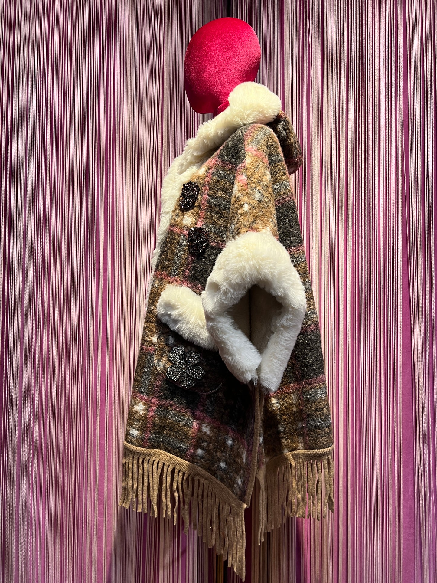 ABpink 🩷 mantella boucle ‘ fantasia tartan con cappuccio , interno in ecopelliccia, patch teschi cristalli