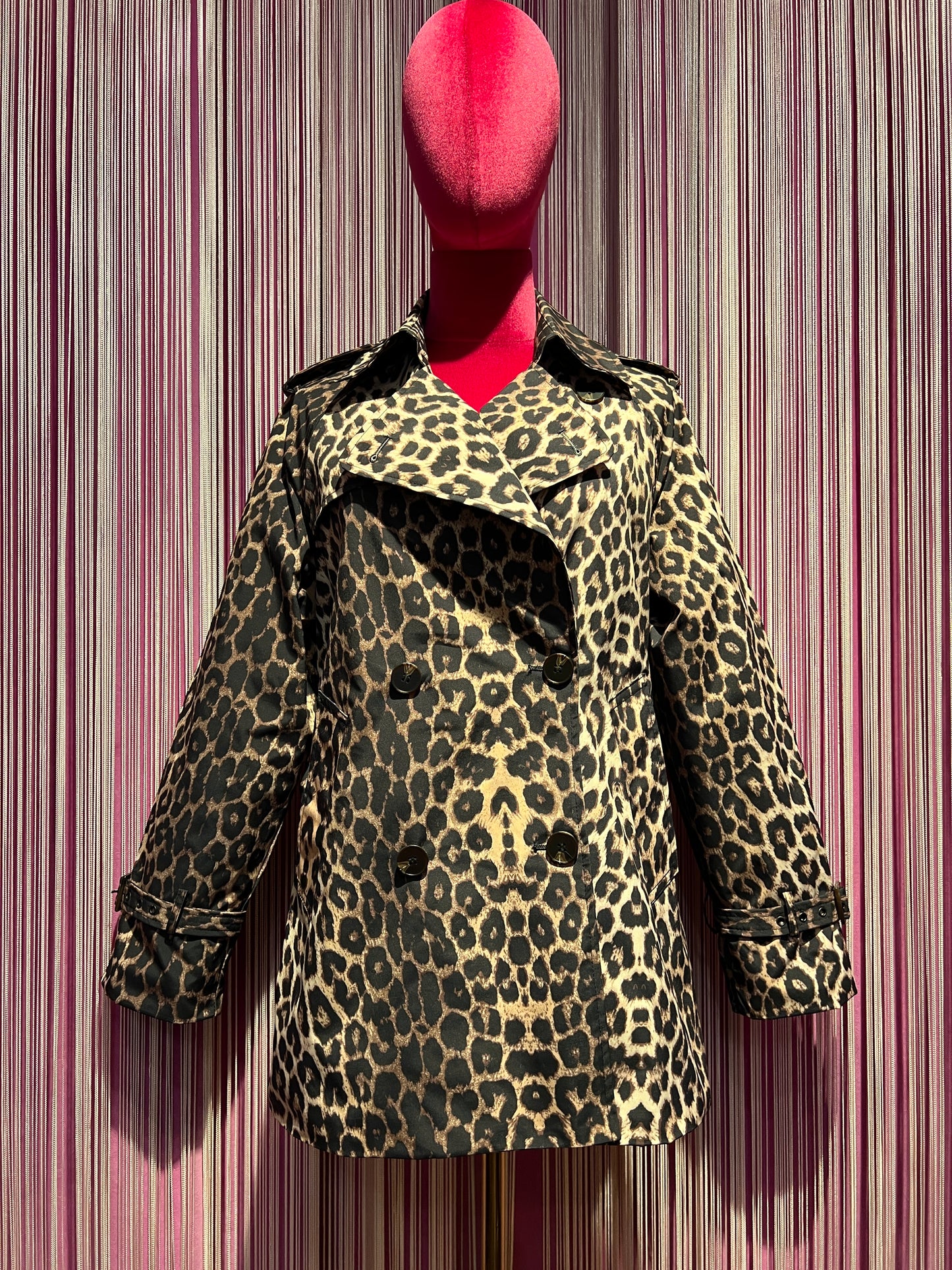 The room trench corto  doppiopetto con cinta, stampa leopardata patch fiore con paillettes nero dietro