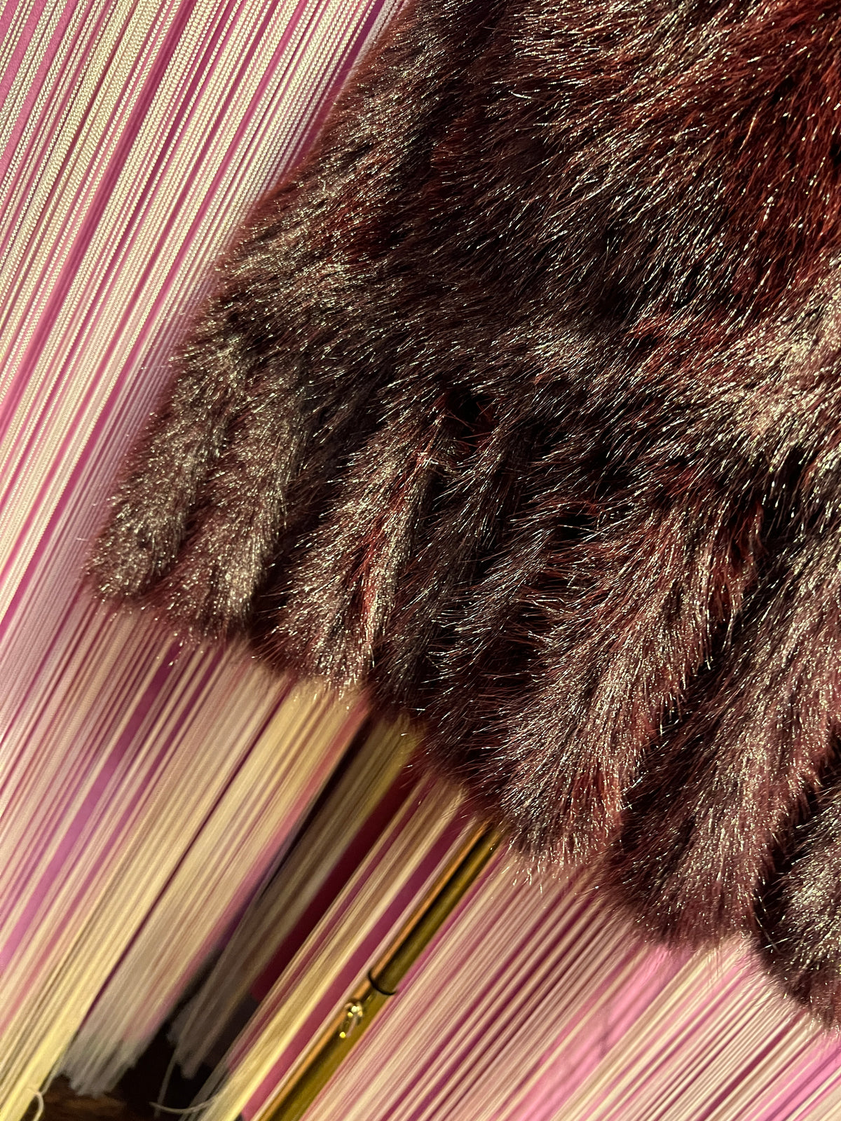 The room cappa burgundy simil pelliccia con tasche e frange