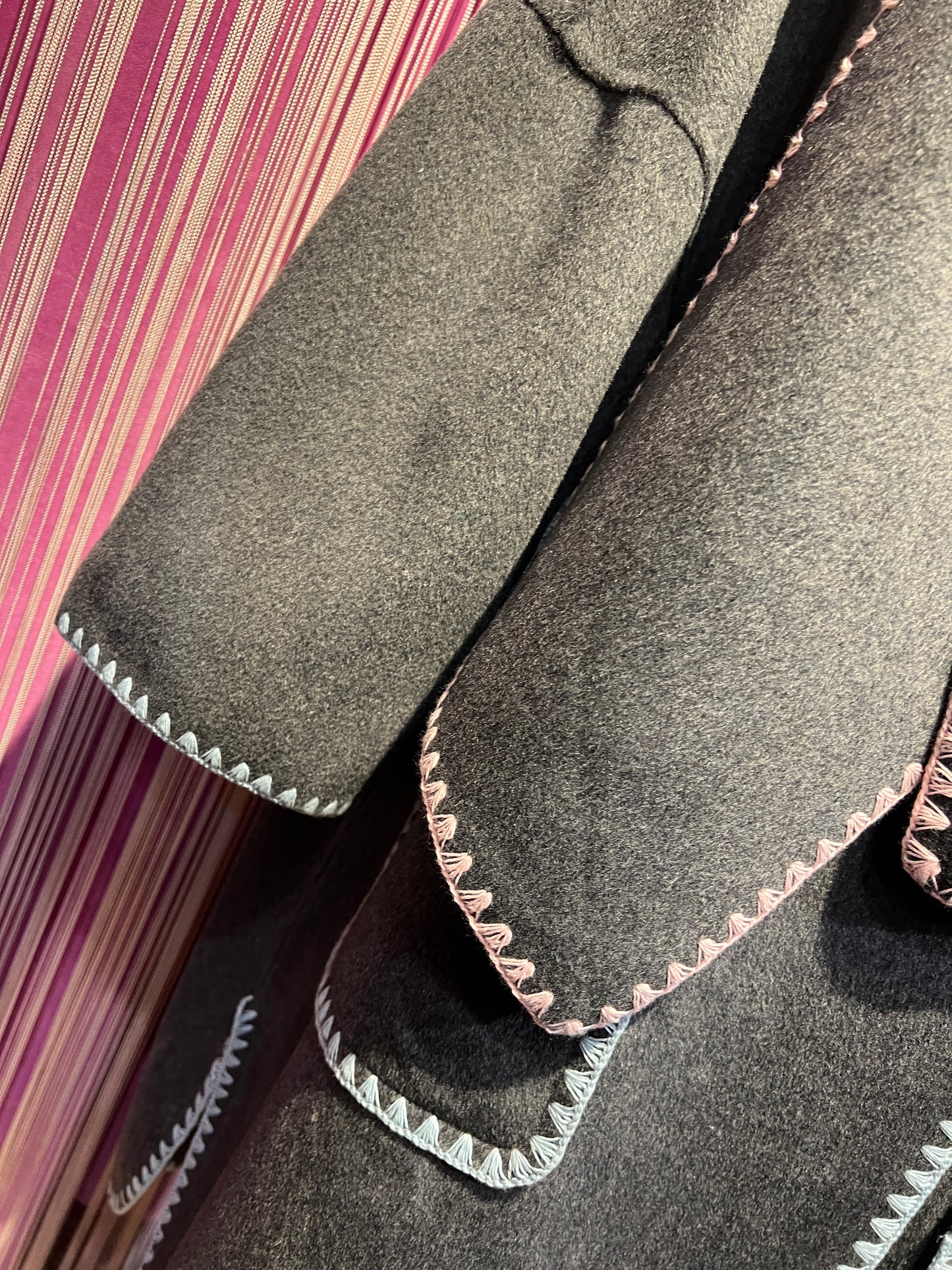 Sincere Paris cappotto con sciarpa rimovibile grigio scuro con bordi rosa e celesti
