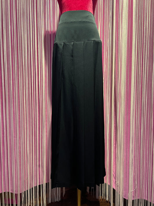 Semicouture gonna a pieghe in satin , modello con fascio e liscio .lunghezza midi , colore blu notte