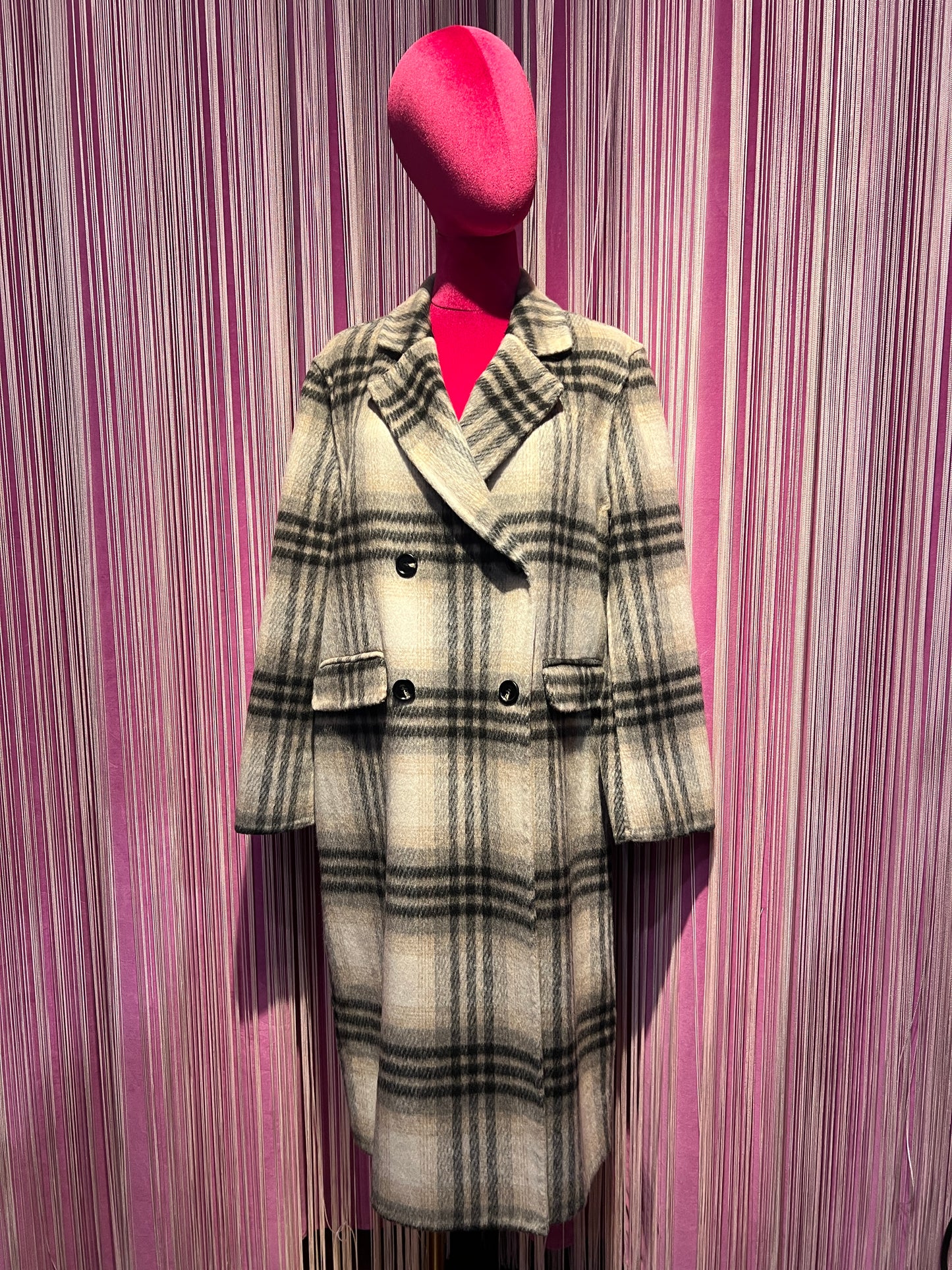 The room cappotto doppiopetto tartan nero grigio fondo panna