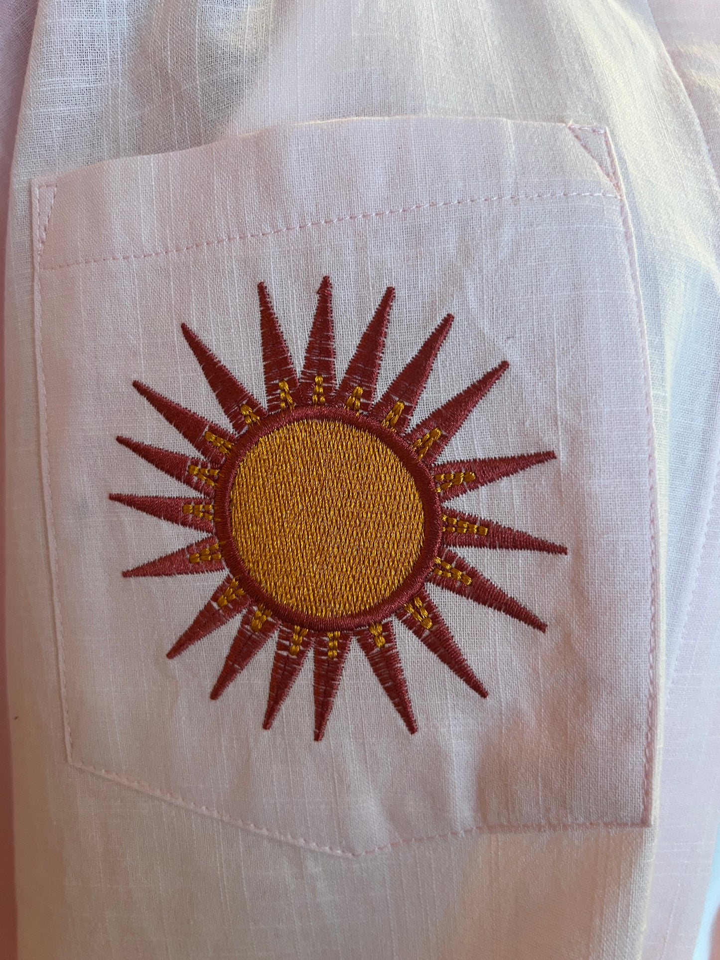 Mon amour Paris completo in cotone tre pezzi rosa camicia con ricamo cuore e sole sulle tasche canottiera bianca con ricamo sole e pantalone con elastico in vita ricamo cuore e sole