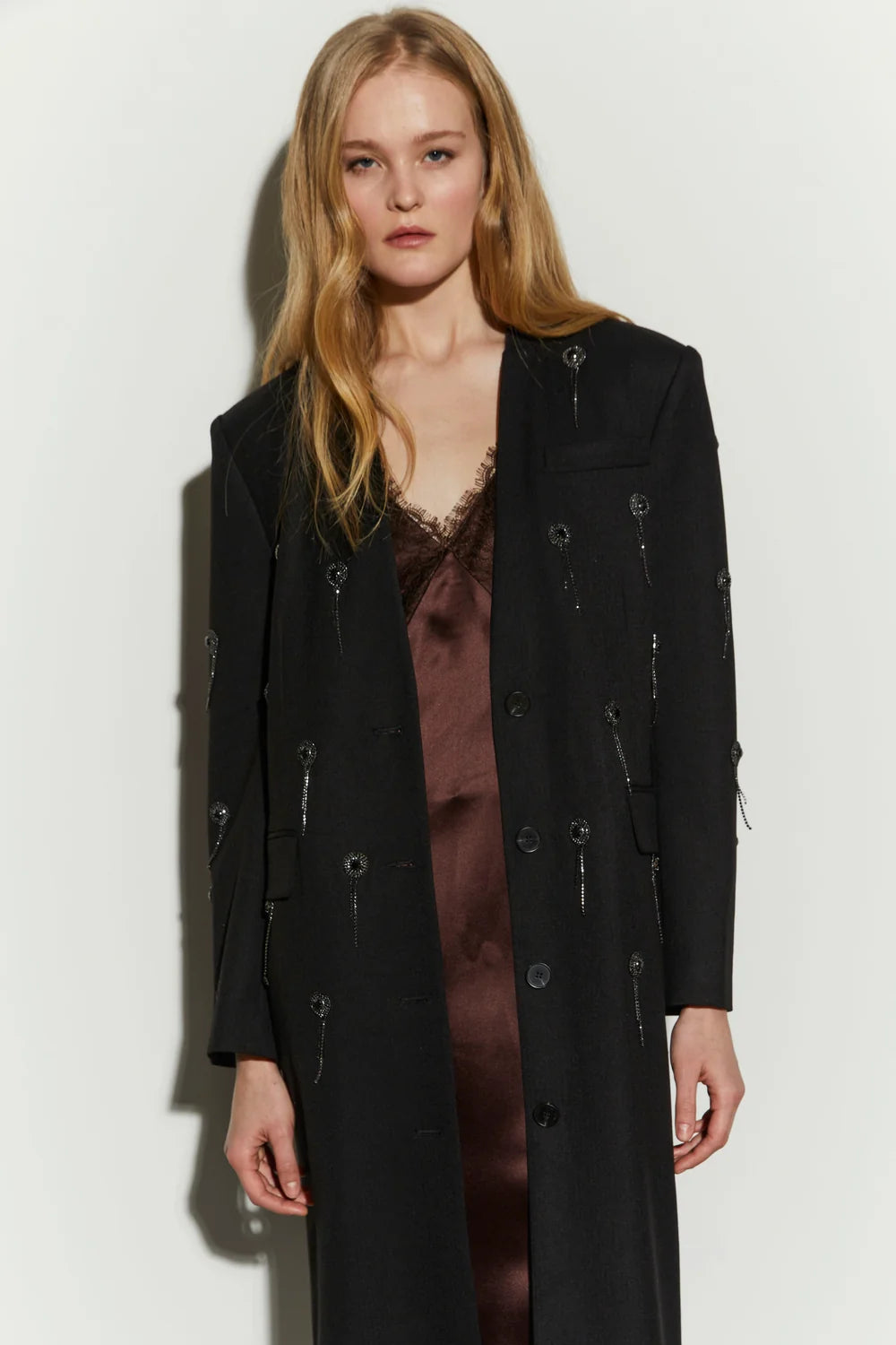 Isabelle Blanche Paris cappotto nero lungo senza collo con ricami strass