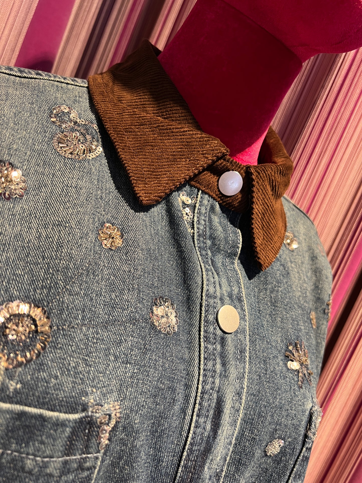 The room camicia jeans con ricami paillettes argento colletto cioccolato