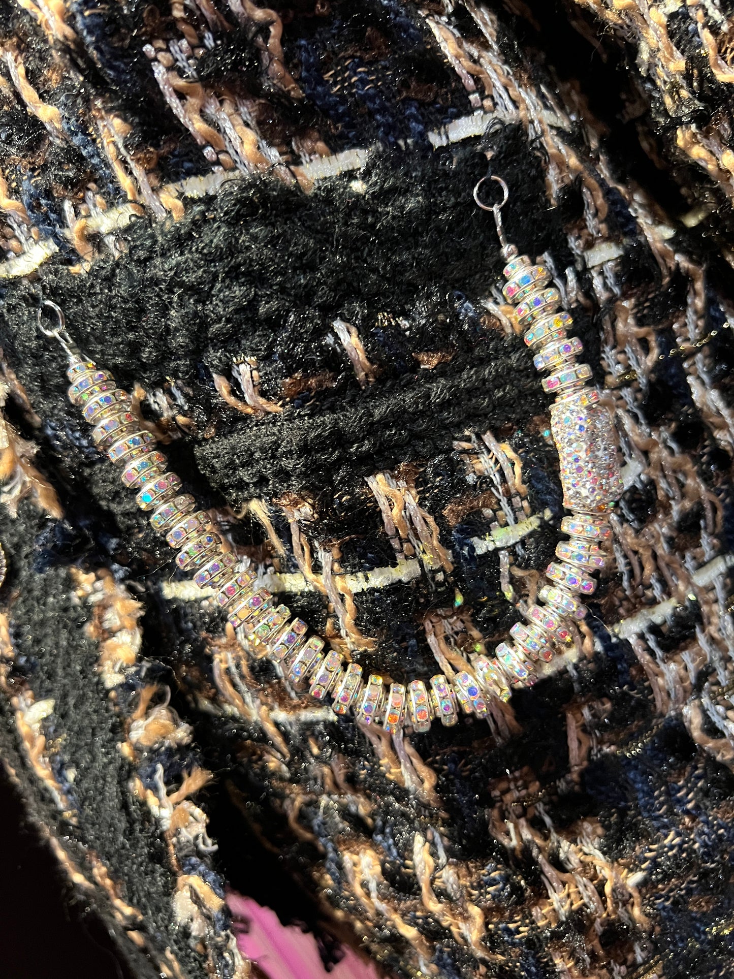 ABpink🩷 giacca in tweed nero e oro con spilla camelia