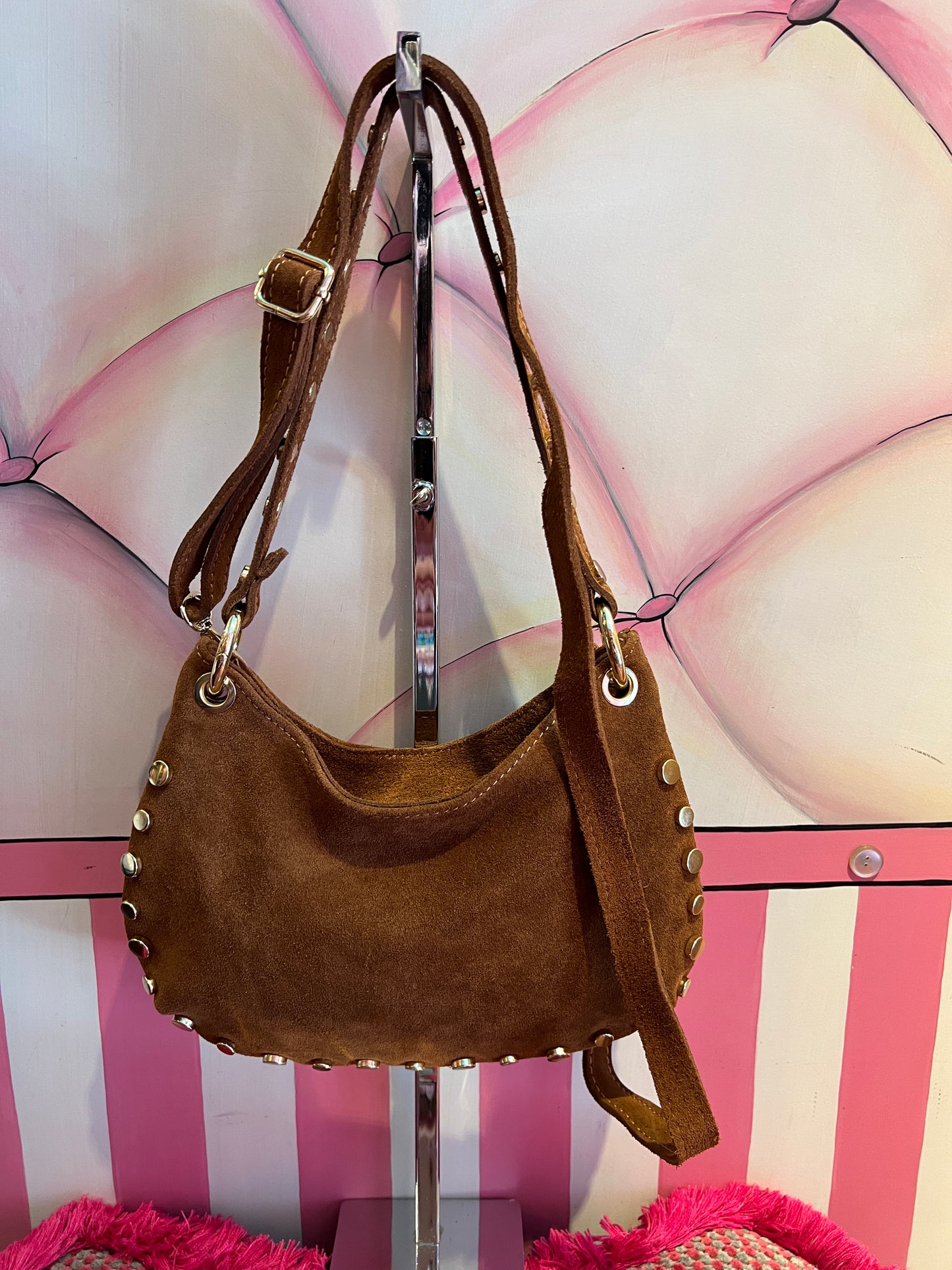 Borsa con tracollina color cuoio con borchiette