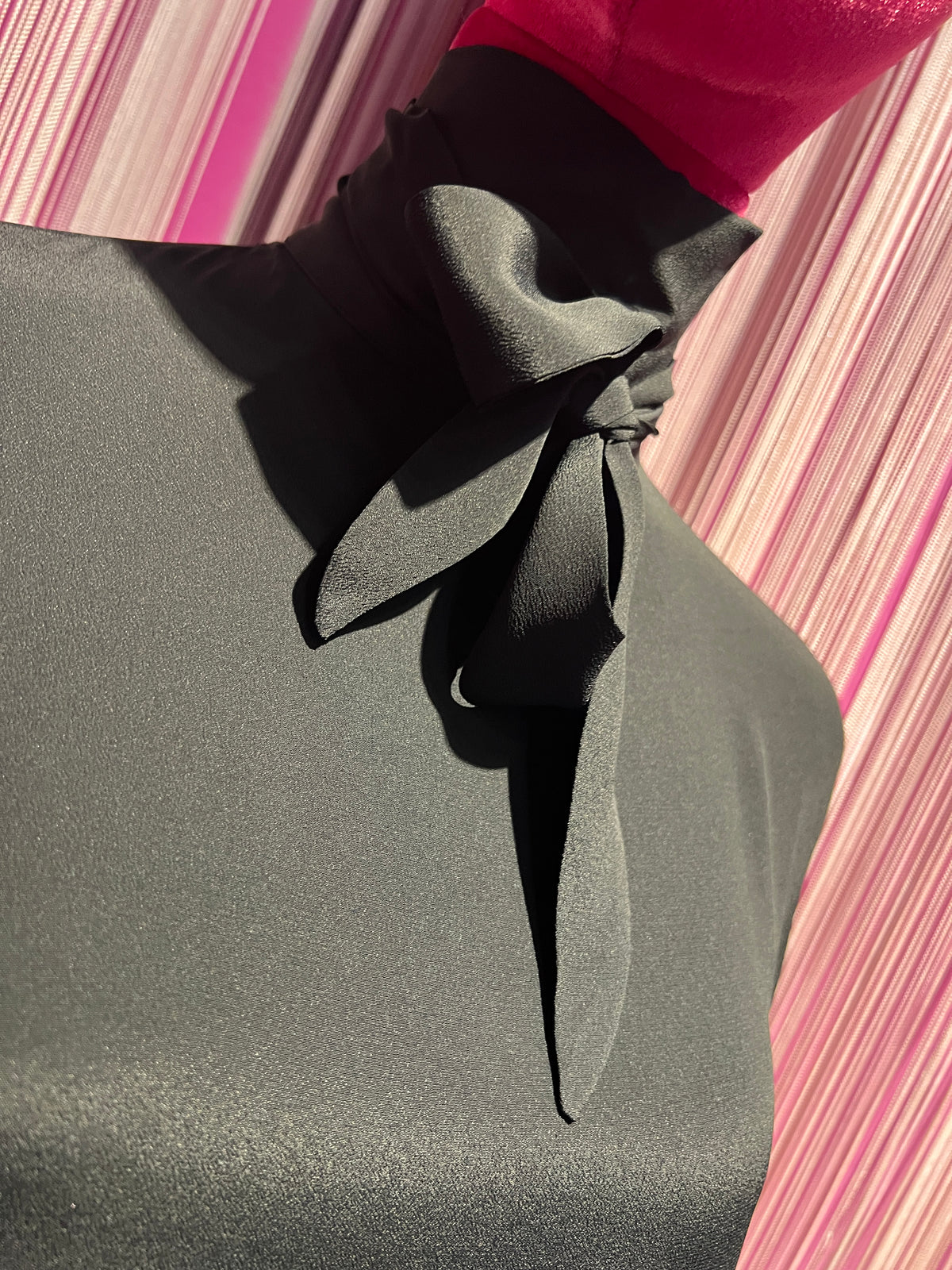 SU official blusa nera con fiocco