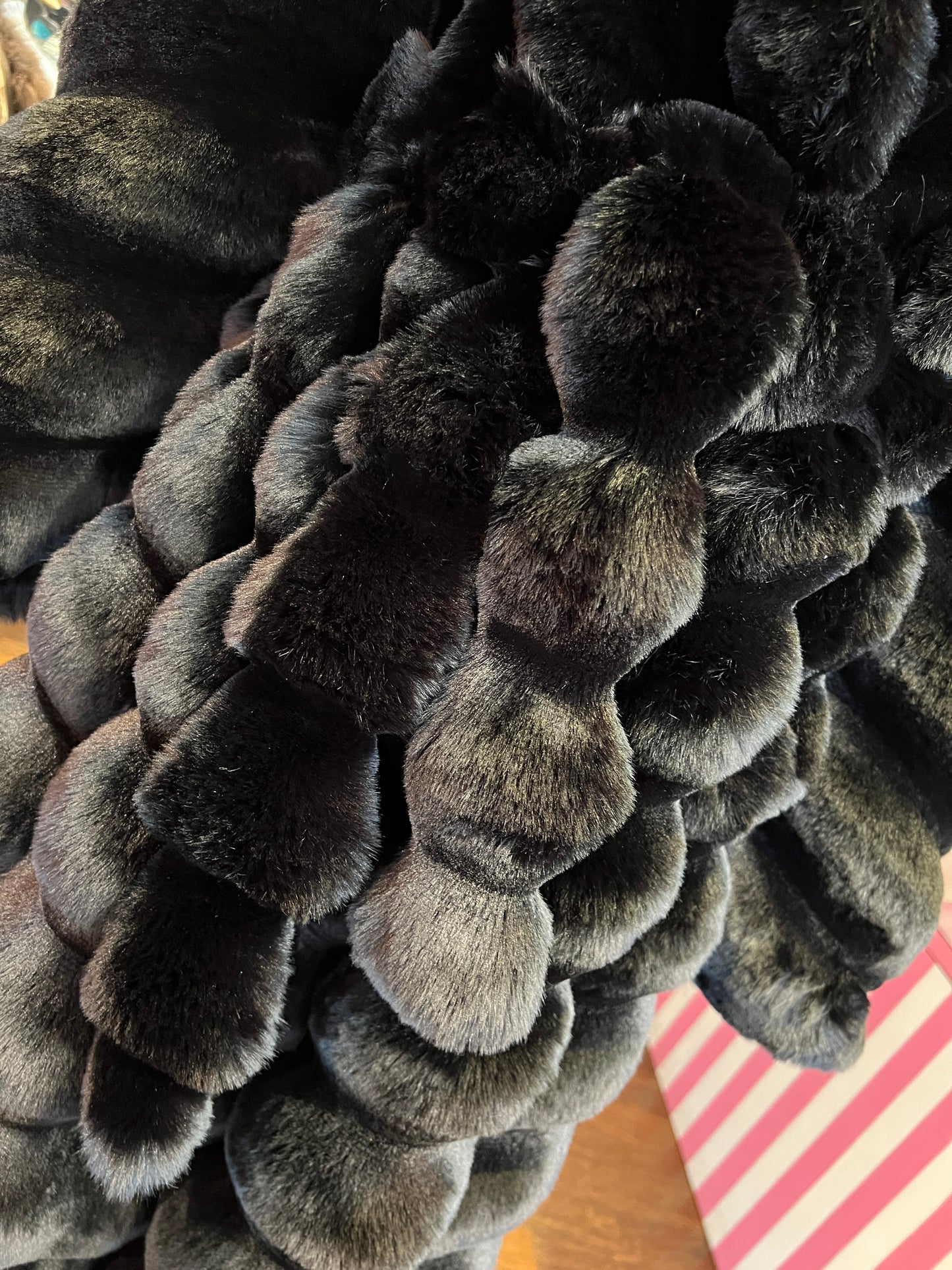 Uncommon cappotto lungo ecopelliccia cincilla’ nera con cinta