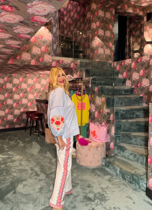 Mon amour Paris pantalone jeans denim bianco con bordo laterale decorato e ricamo sole stilizzato(Le taglie dei capi sono espresse in formato internazionale (S, M, L, XL…) e accompagnate dalla corrispondente taglia francese indicata in etichetta.