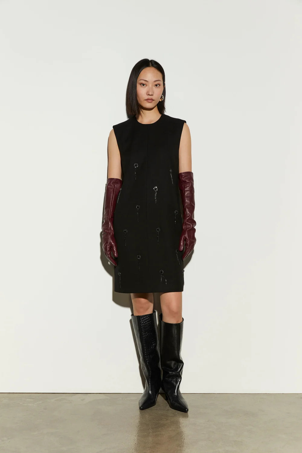 Isabelle Blanche Paris abito midi nero smanicato con ricami strass