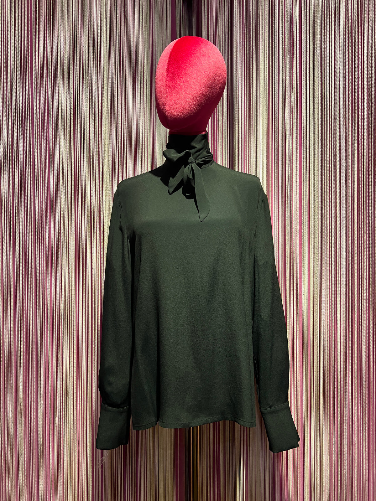 SU official blusa nera con fiocco