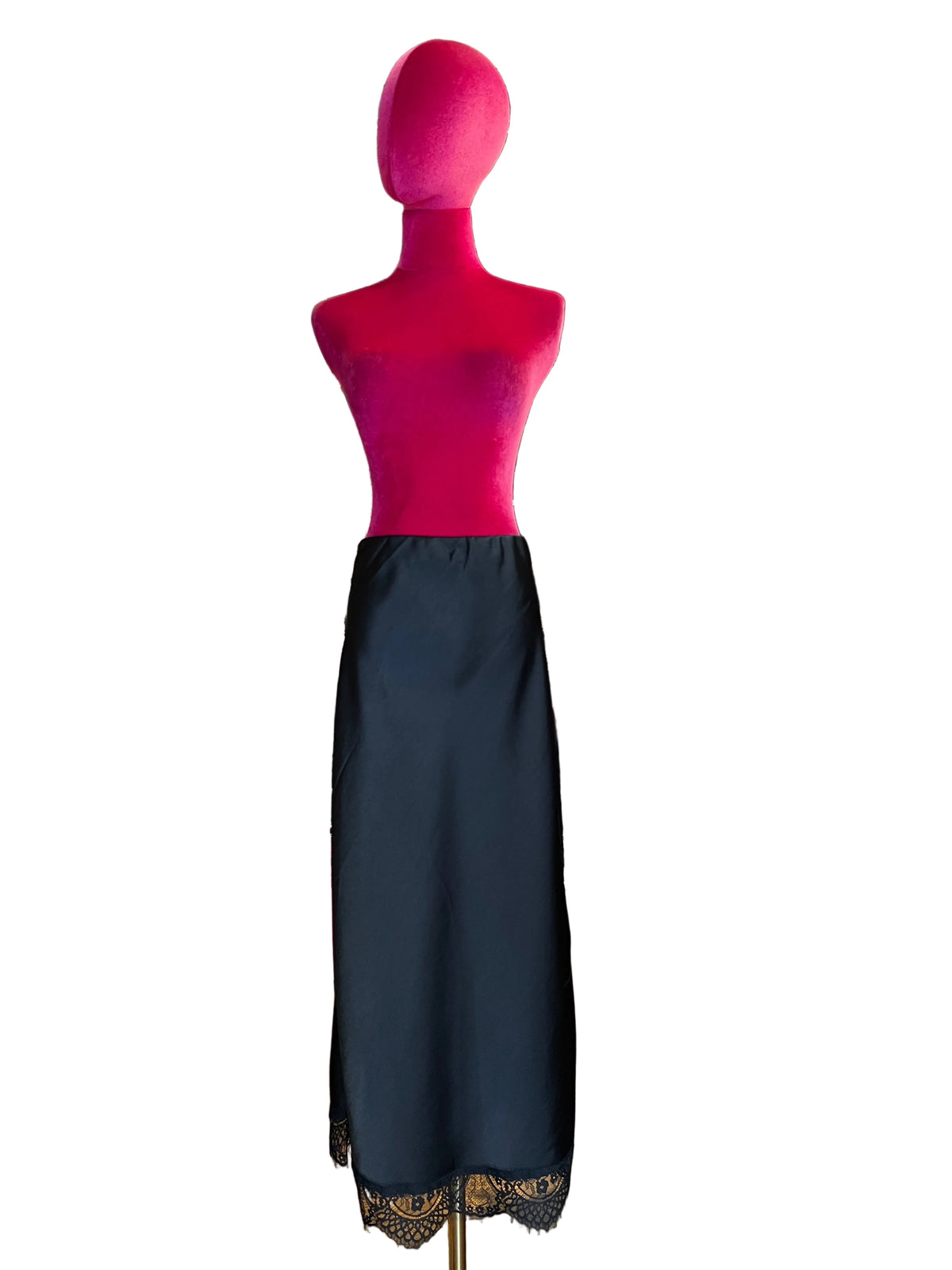 The room gonna in satin nera con bordo e spacco in pizzo , elastico in vita