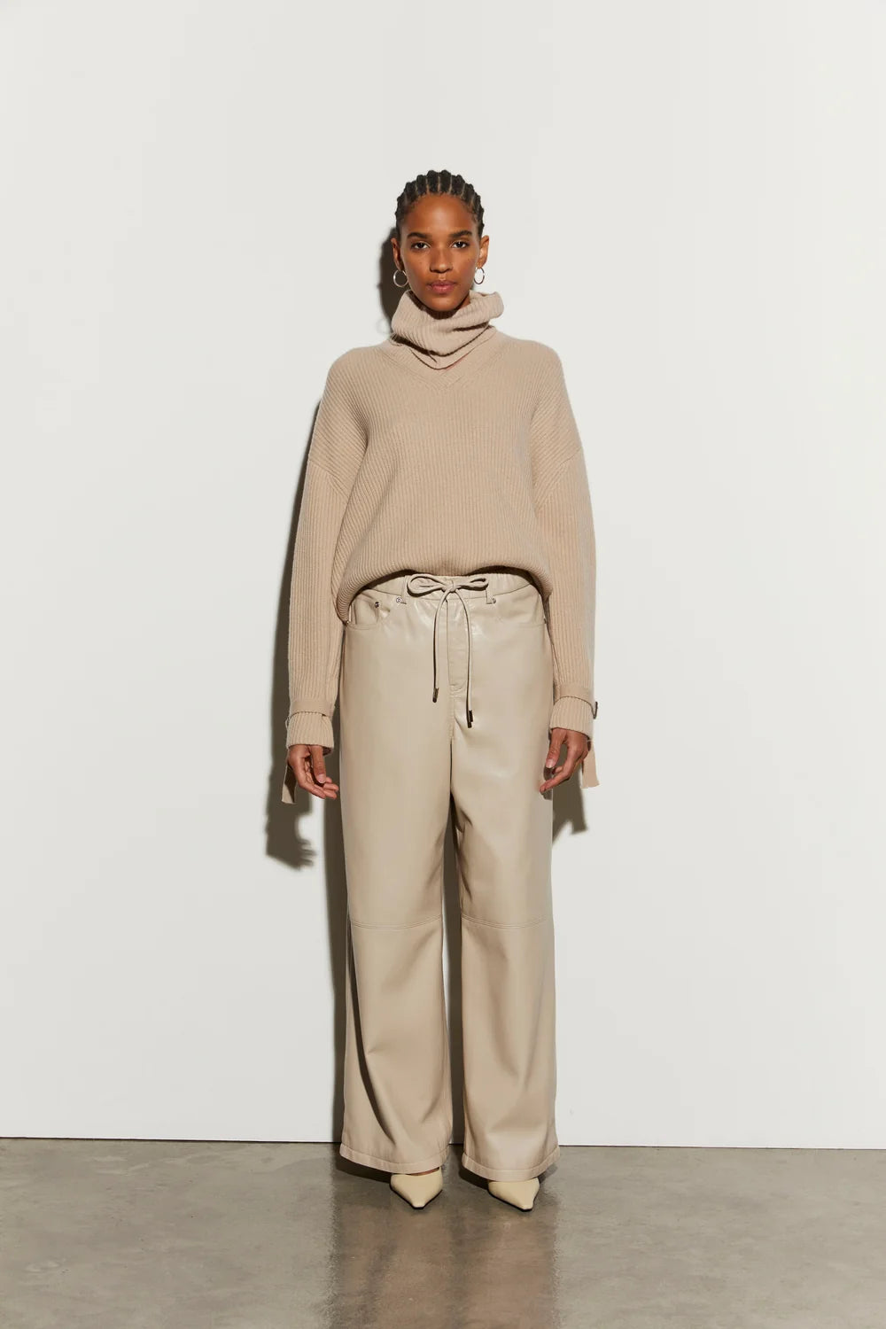 Isabelle Blanche Paris pantalone in similpelle con elastico in vita e finiture  con rivetti