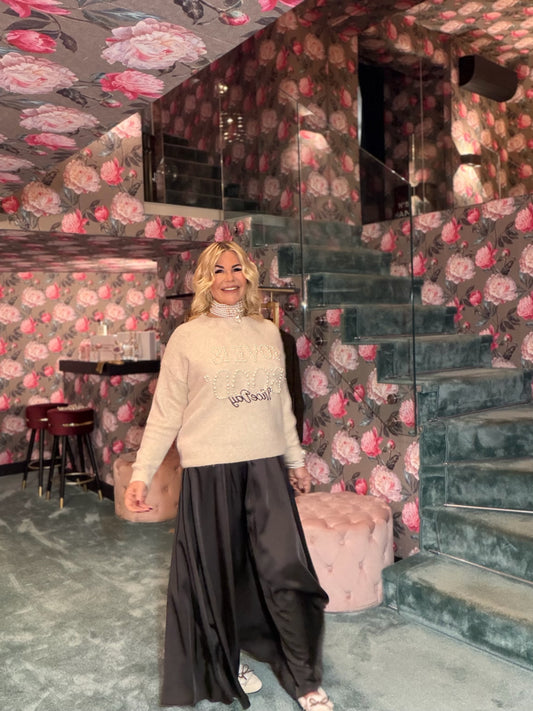 The room completo maglia panna con scritta perle “Love is good” e gonna lunga marrone con elastico