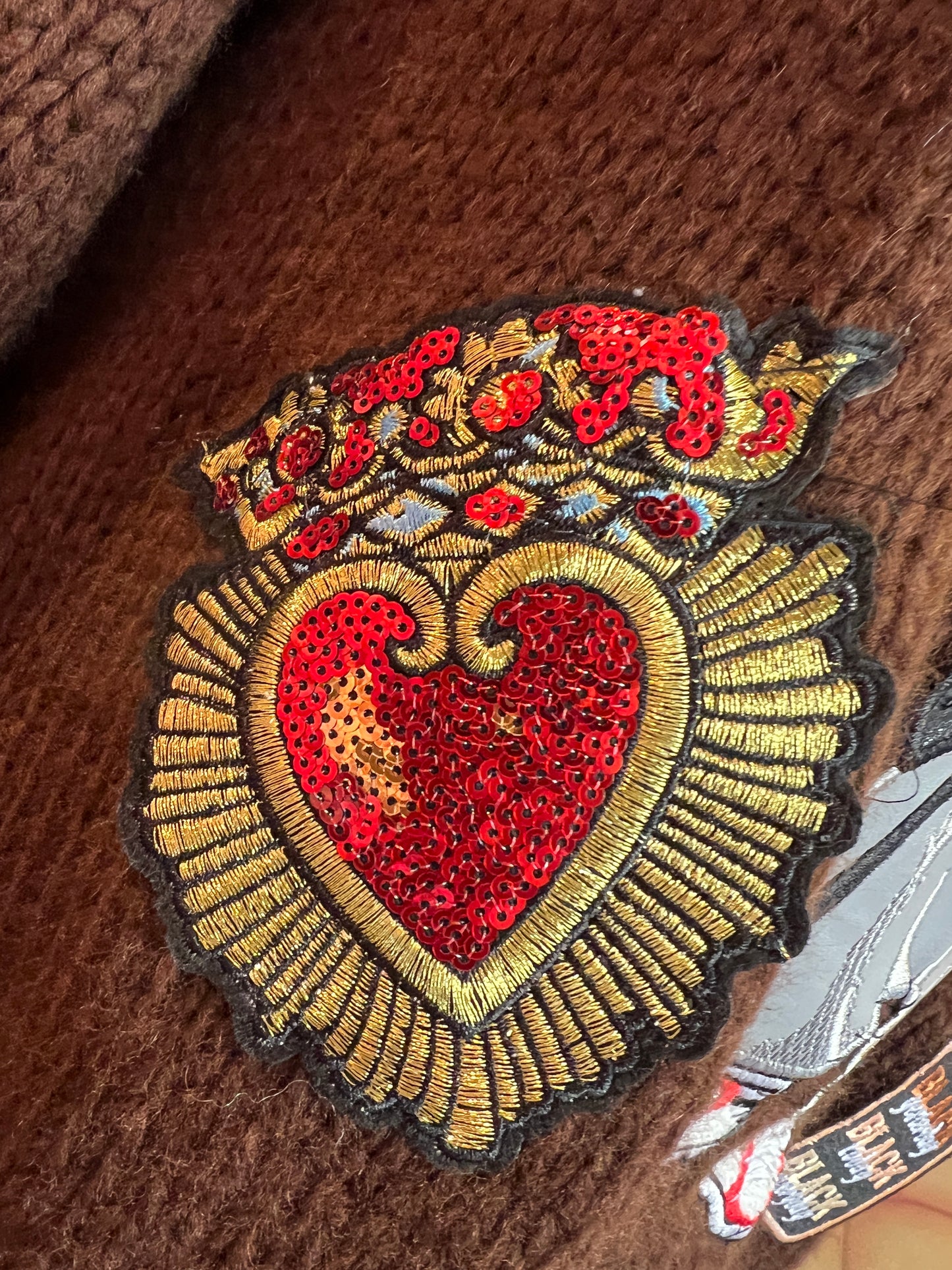 ABpink 🩷maglia over cioccolato con profili grigi con applicazioni patch teddy con cappellino, cuori sacri paillettes e fiori ricamati