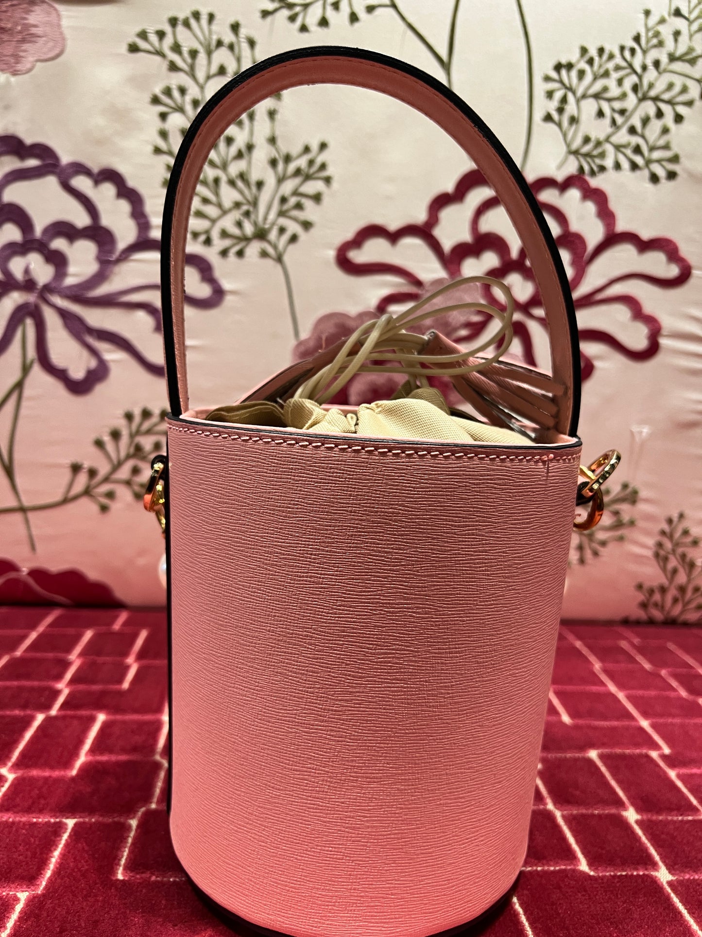 Borsa mini secchiello rosa pelle con decorazione perle e tracollina