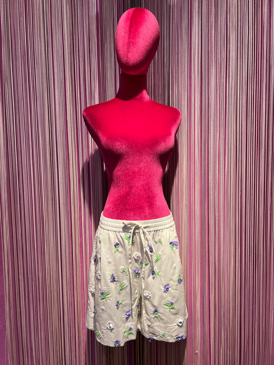 Essentiel antwerp pantaloncino avorio con decorazione floreale in paillettes strass e perline lilla e verde