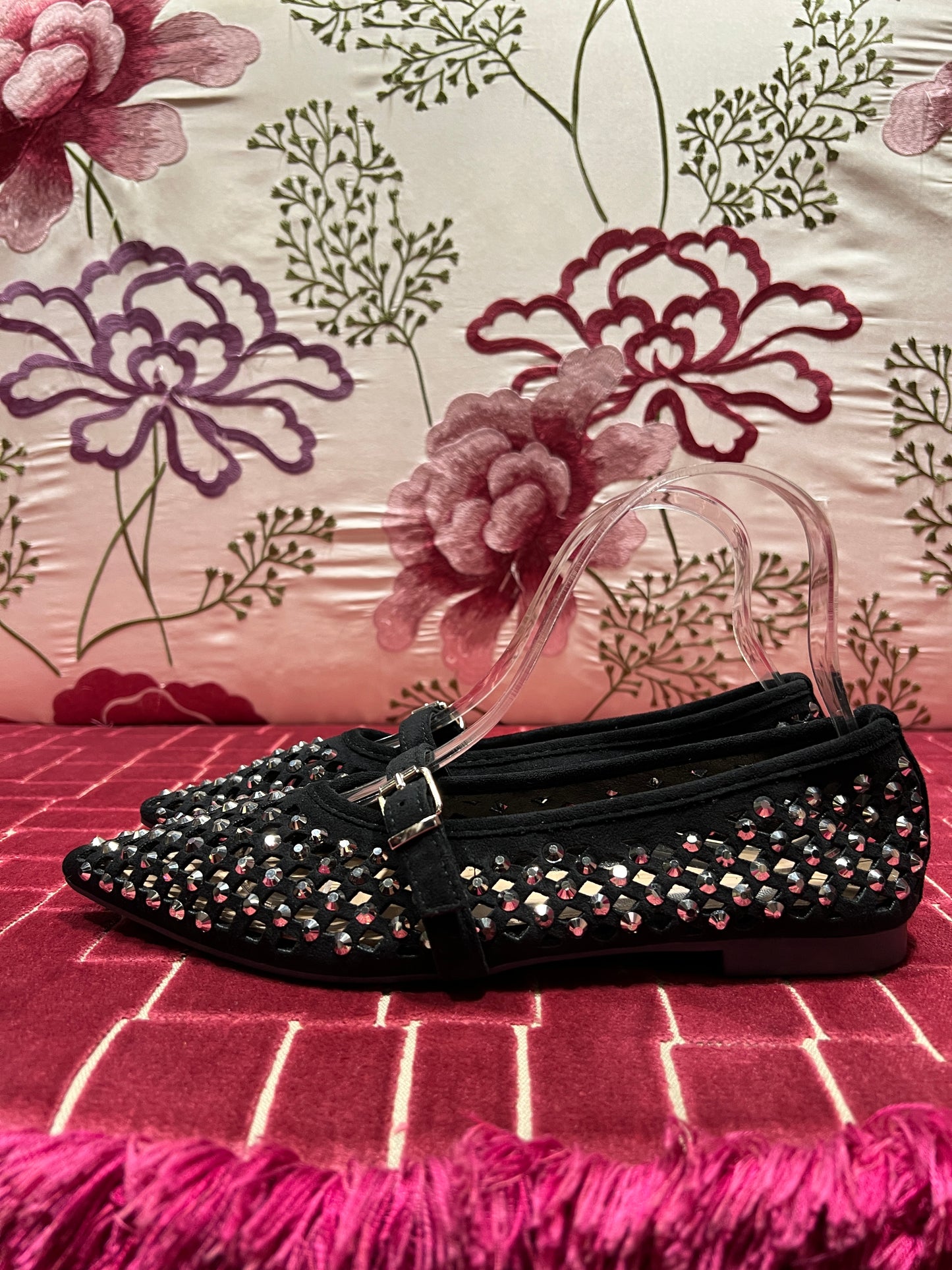 Love & roses  scarpa nera eco suede  traforate con cinturino e cristalli